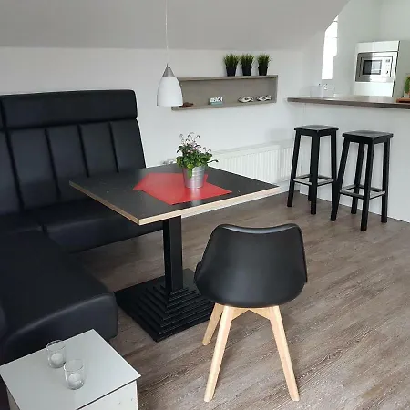 Geele Hus 1 *